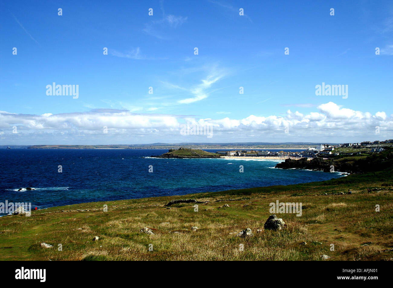 L'île ou tête de St Ives Porthmeor beach à partir de Clodgy point Cornwall Banque D'Images