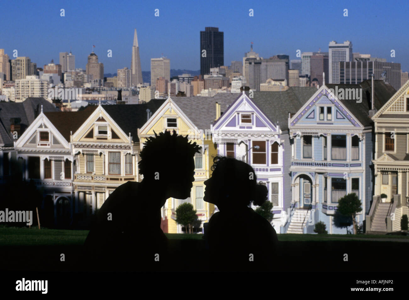 Couple à Alamo Square, San Francisco, Californie, USA Banque D'Images