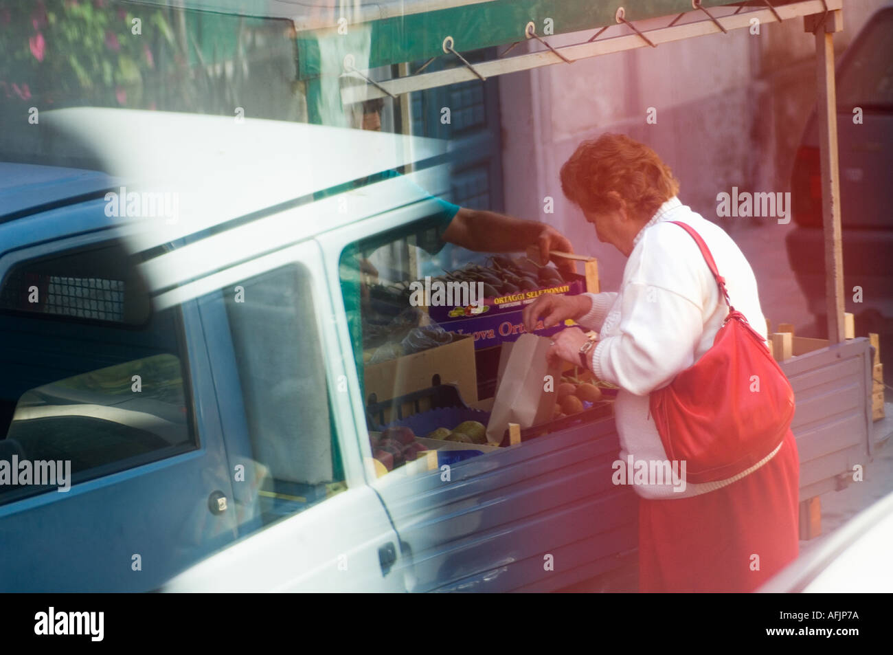 Editorial N'utilisez que le modèle ne libération vieille femme italienne la sélection de fruits de l'arrière d'un camion de produire Banque D'Images