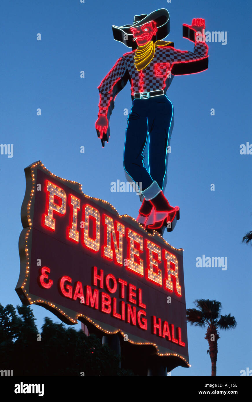 Nevada,Southwest,West,The Silver State,Laughlin Pioneer,hôtel hôtels logement inn motel motels,et Gambling Hall Neon sign,information,annoncer,marché Banque D'Images