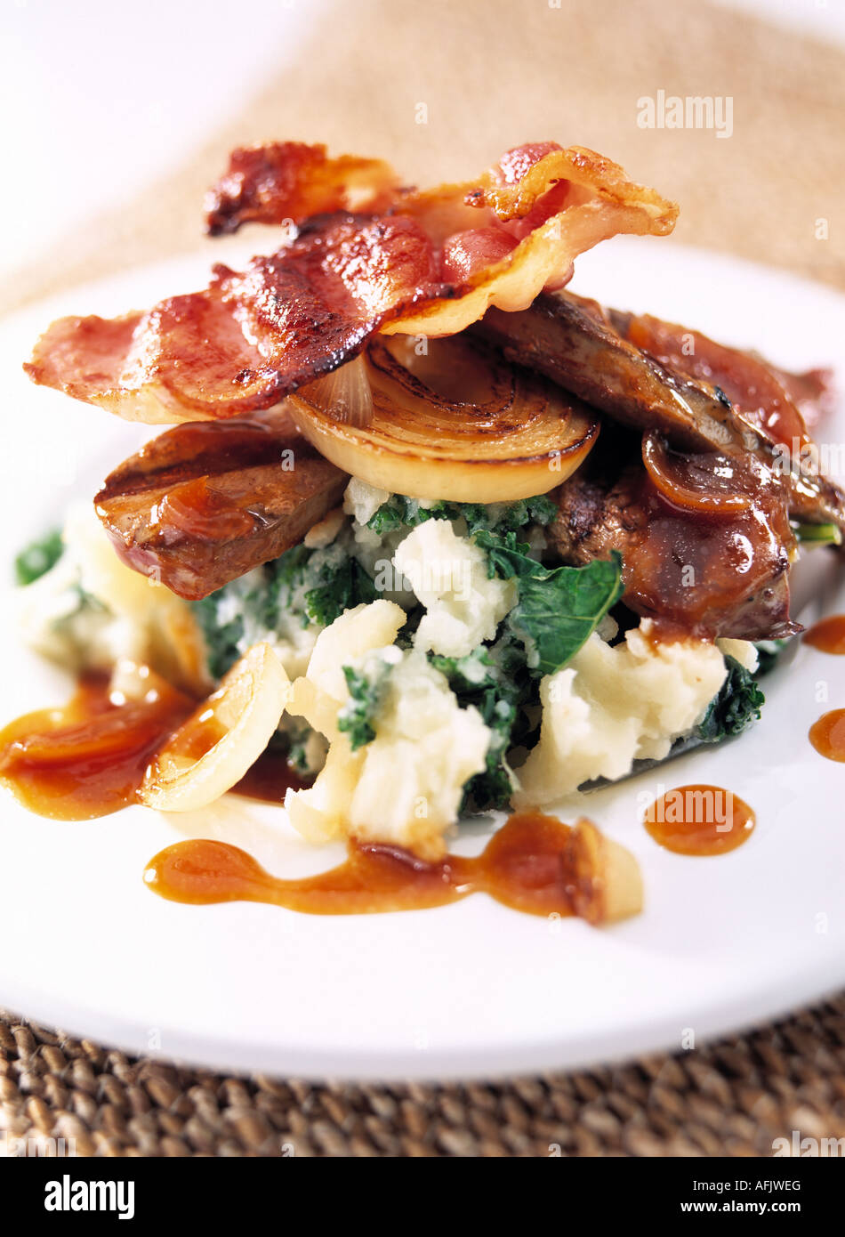 Une assiette de bacon et foie sur purée de pommes de terre aux oignons Banque D'Images