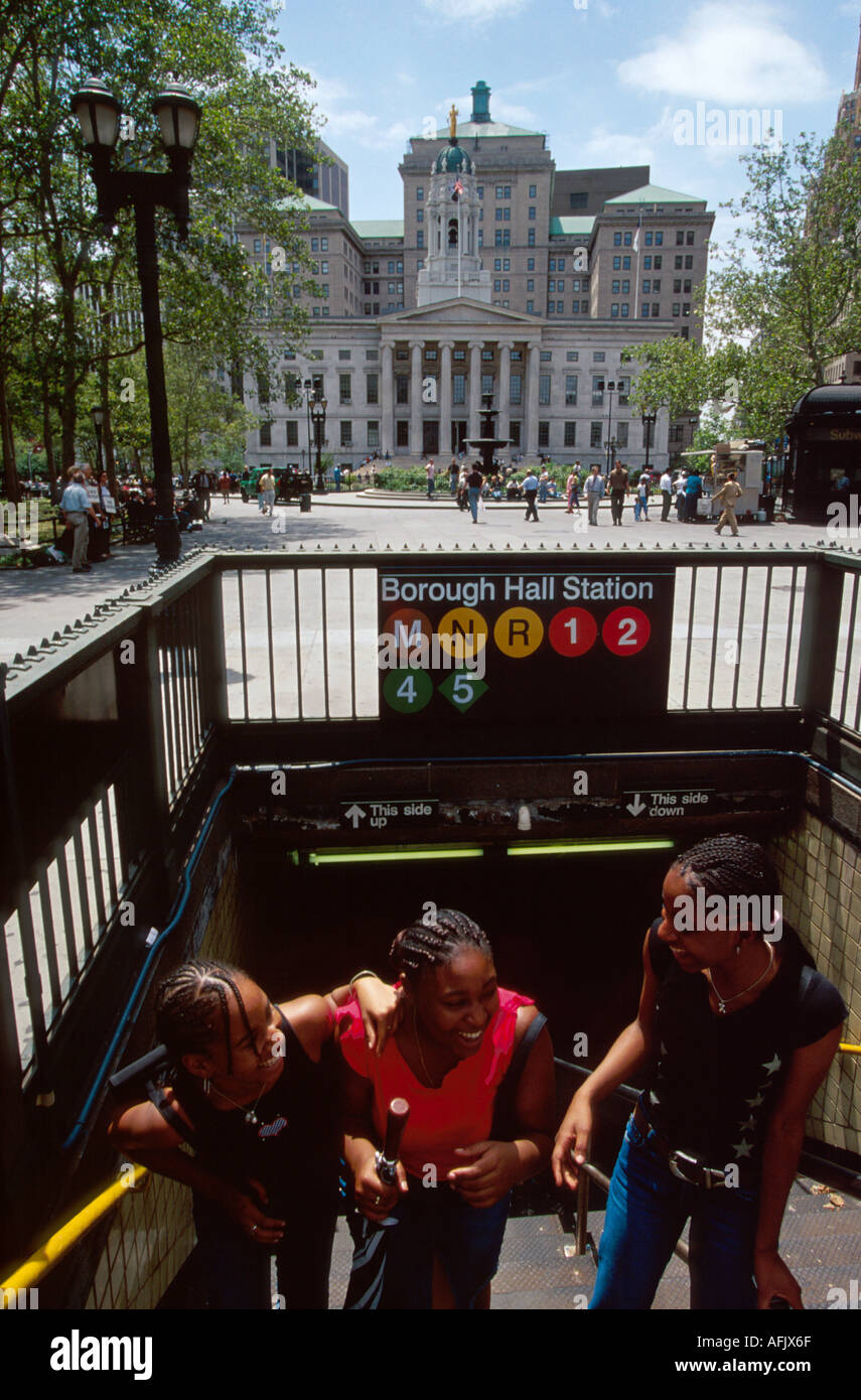 New York, Brooklyn Borough, Borough Hall Station 3, Black Teen adolescents adolescents adolescents sortie métro NY196, NY196 Banque D'Images