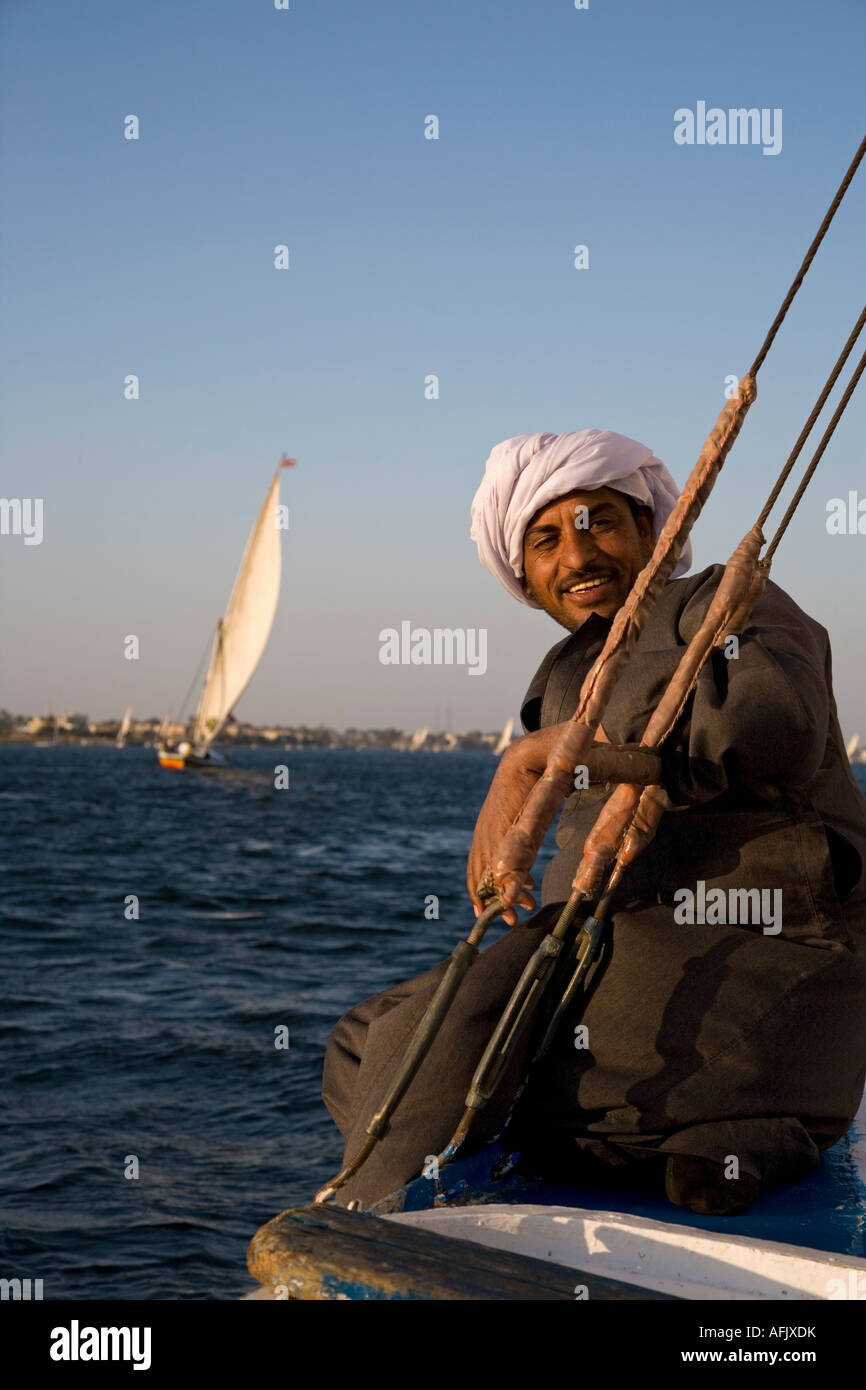 Une felouque le capitaine sourire alors qu'il navigue sur le Nil à Louxor. (MR). Banque D'Images