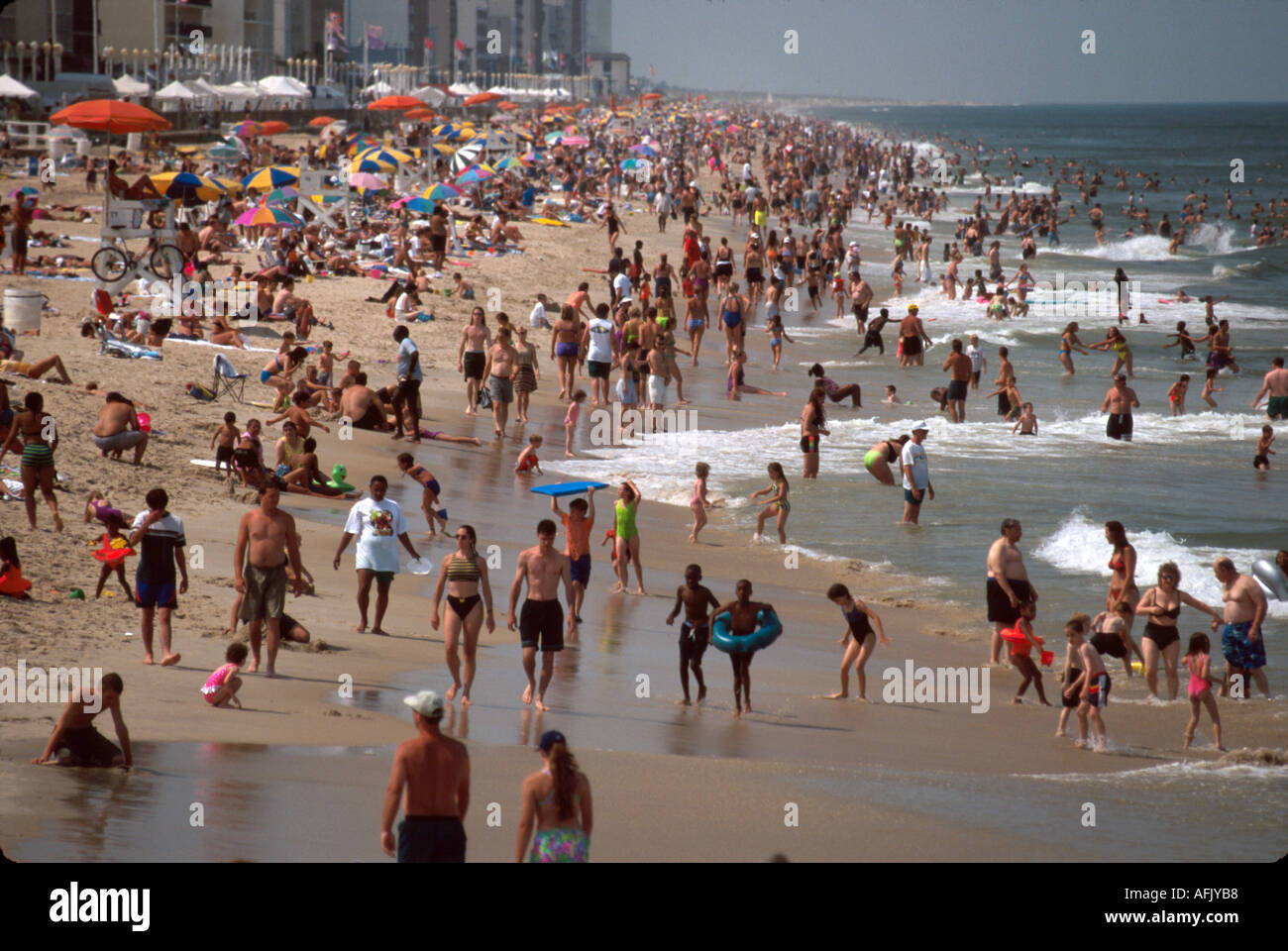 Virginia Beach, sable, surf, Atlantic Shore surf Sunbather, bains de soleil vue de Virginia Beach, sable, surf, pêche, sport, athlète, loisirs, eau, Pier VA15 Banque D'Images