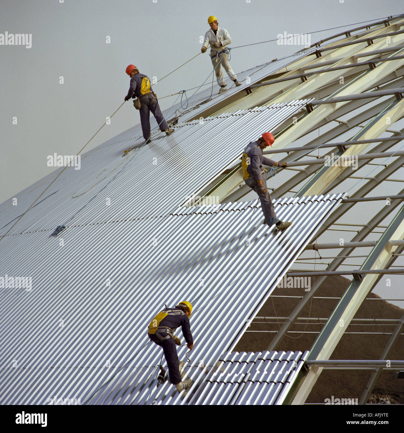 Installation de toiture en aluminium sur l'arène d'exposition, UK Banque D'Images