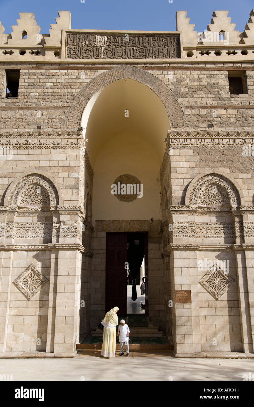 Une mère et son fils entrer dans la mosquée Al Hakim au Caire islamique. La mosquée est l'une des plus anciennes au Caire, se sont levés depuis 1010AD et a été restauré en 1980. Banque D'Images