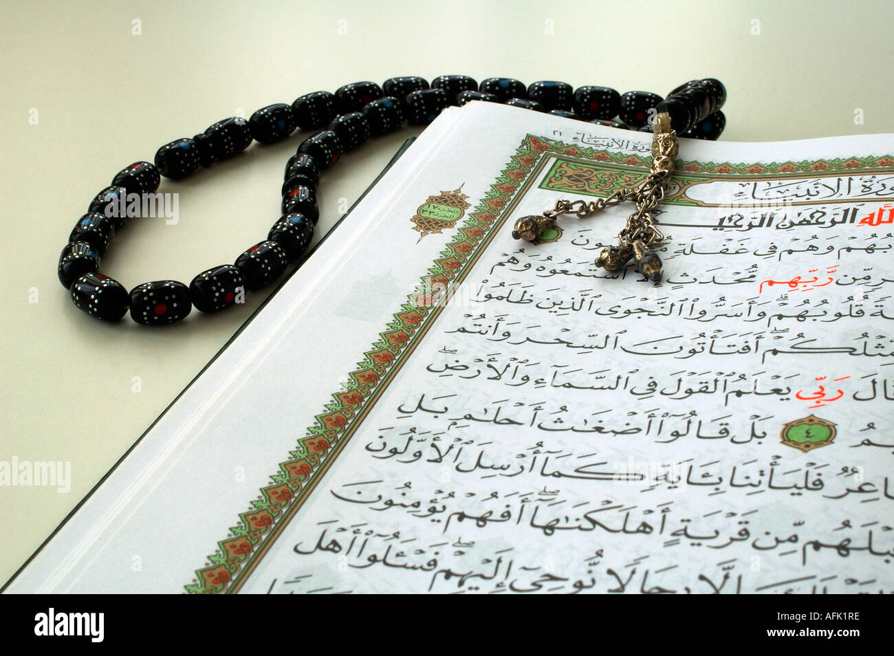 Une copie du texte sacré de l'Islam Coran ouvert en lecture avec chapelet appelé Tasbeeh Banque D'Images