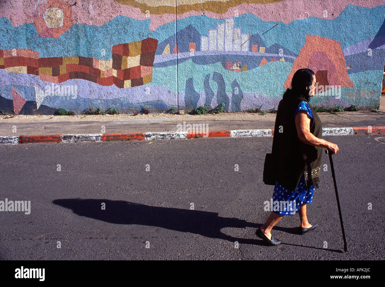 Des promenades pédestres le long d'un mur peint à Tiberias Israël Banque D'Images