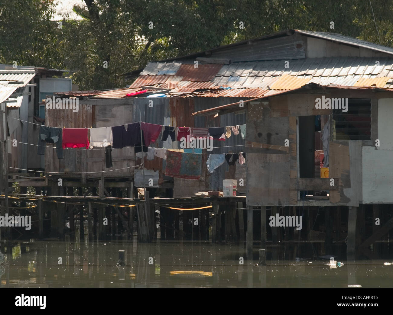 Lave-on clothes line maison sur pilotis sur la rivière près de Kota Kinabalu, Sabah, Malaisie Banque D'Images