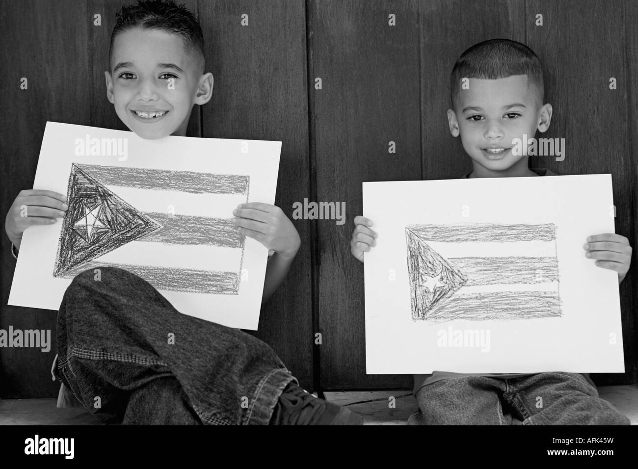 Les garçons holding dessin du drapeau de Porto Rico. Banque D'Images