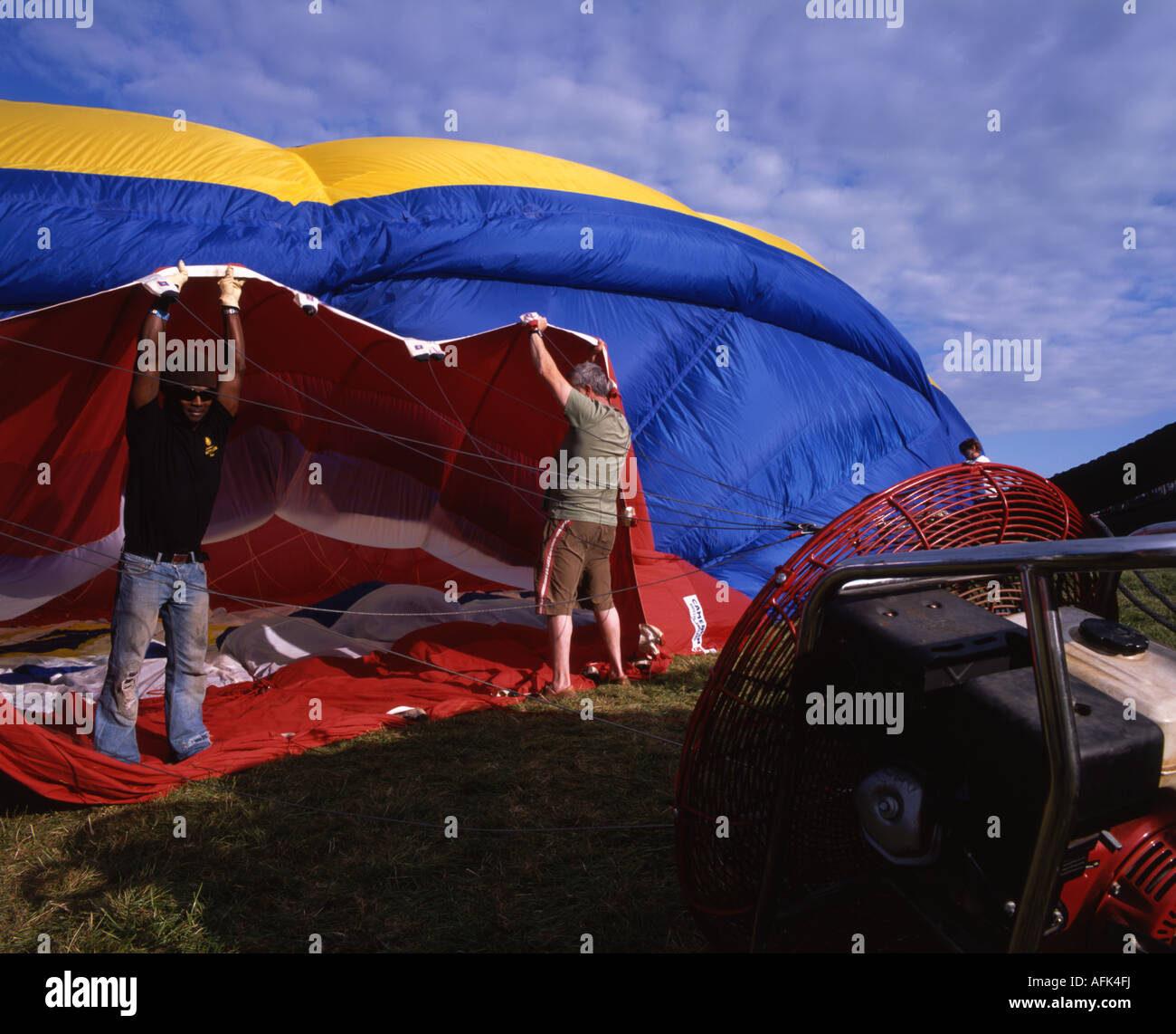 Ballon à air chaud de l'équipe au sol a l'aide d'un ventilateur à essence commencent à gonfler le ballon avant d'utiliser le brûleur au propane. Banque D'Images