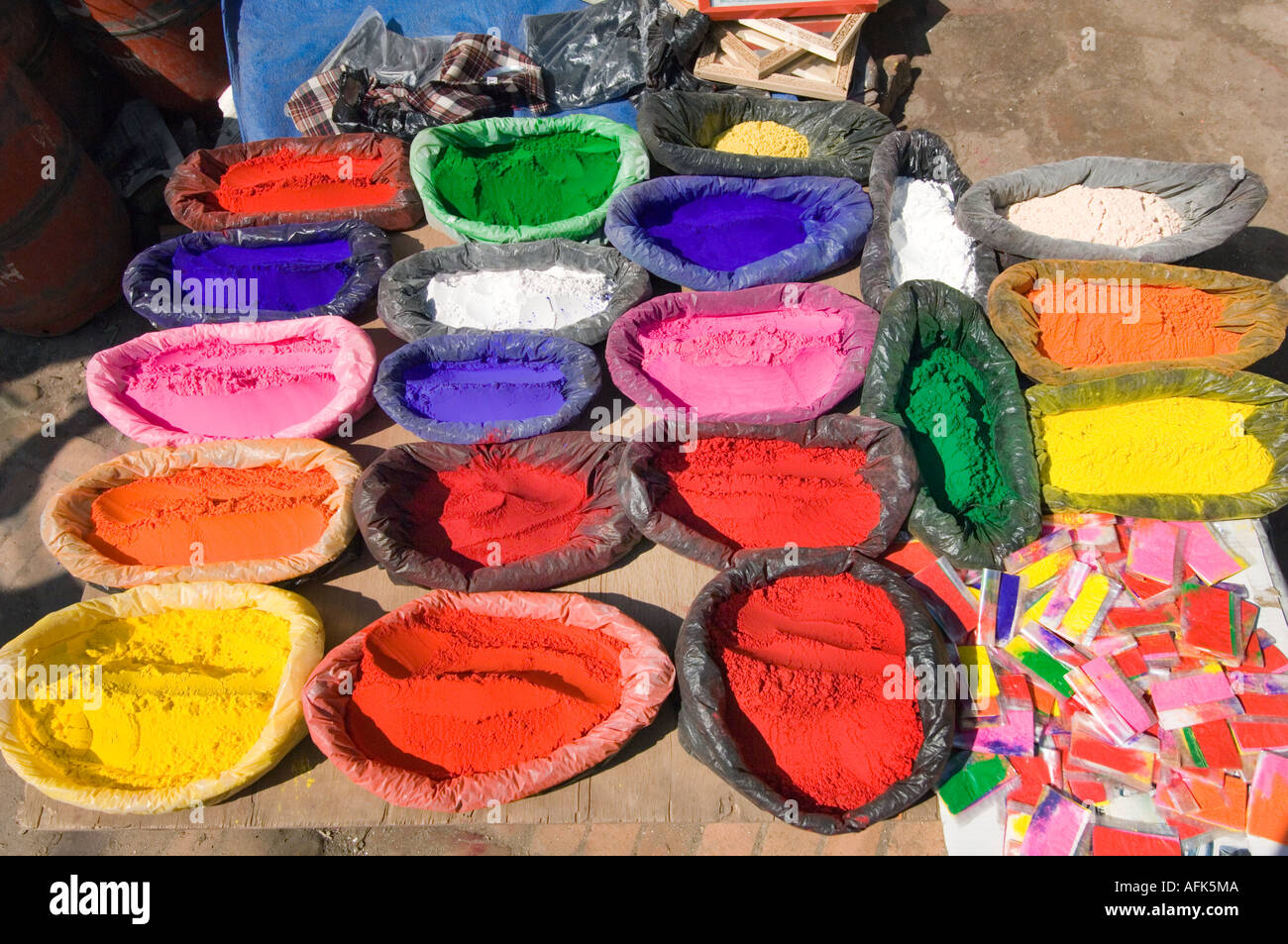 Colorpowder poudre couleur stand stand vente vendeur offrande sacrificielle d'offrande de Katmandou Népal Tika offrant comme poudre Banque D'Images