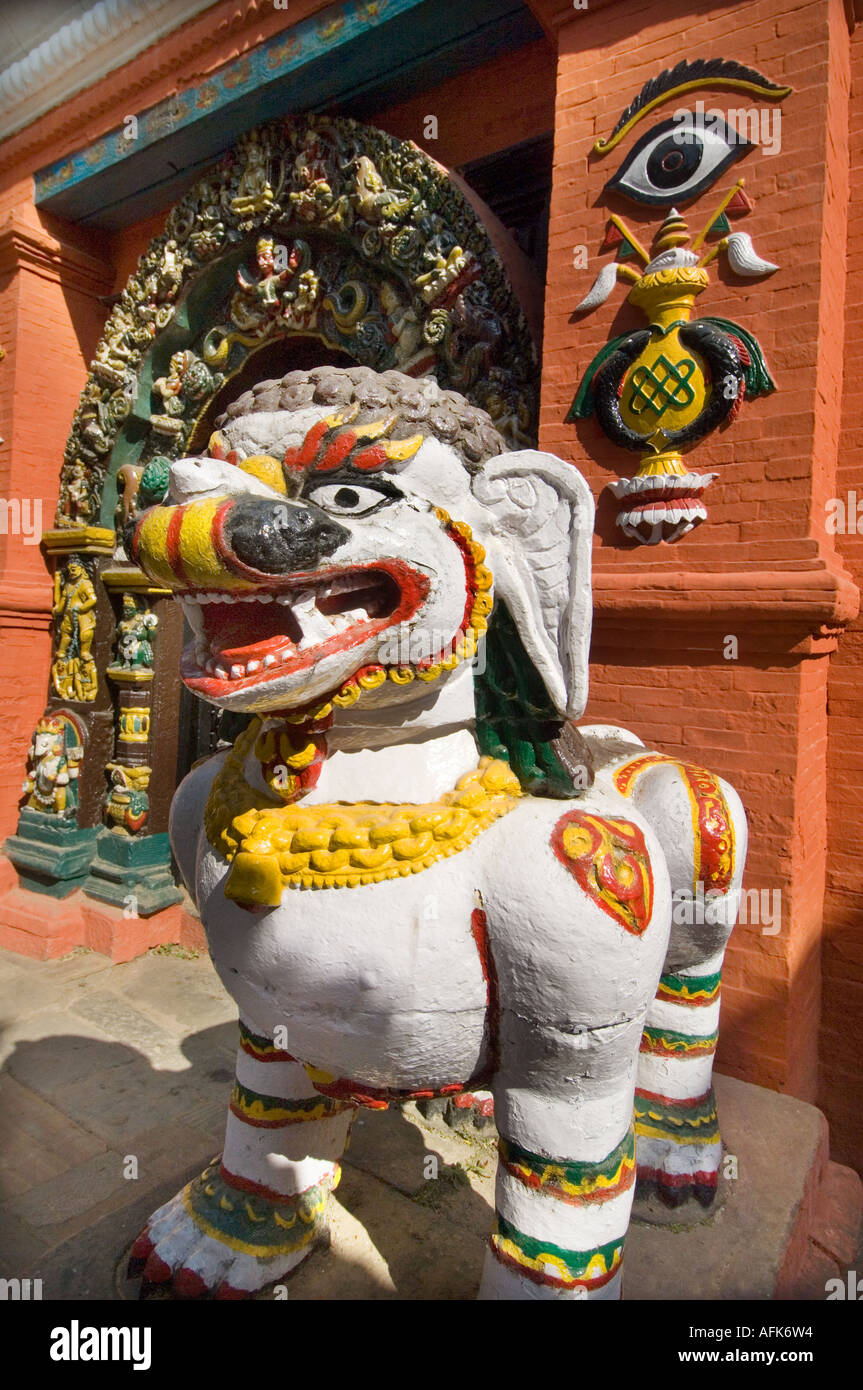 Chien dragon lion figure à Patan Durbar Square Katmandou Népal Asie Katmandu endroit principal temple building Banque D'Images