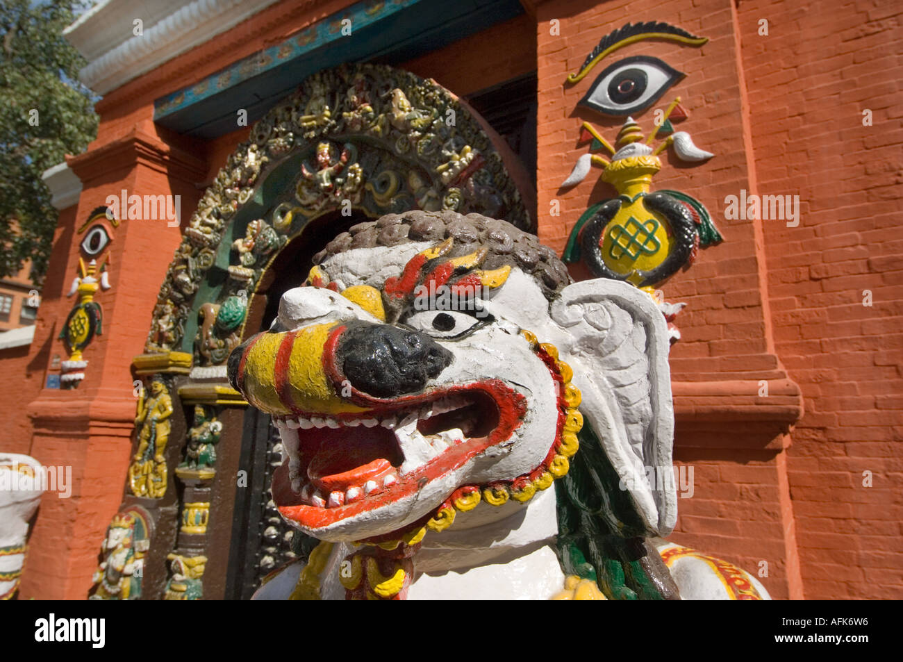 Chien dragon lion figure à Patan Durbar Square Katmandou Népal Asie Katmandu endroit principal temple building Banque D'Images