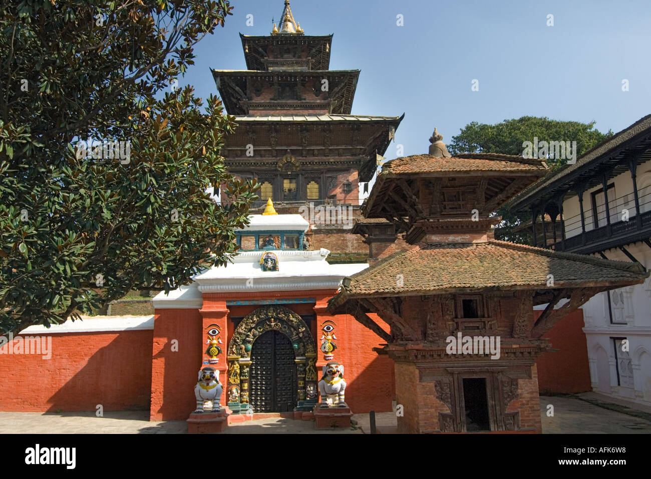 Chien dragon lion figure à Patan Durbar Square Katmandou Népal Asie Katmandu endroit principal temple building Banque D'Images