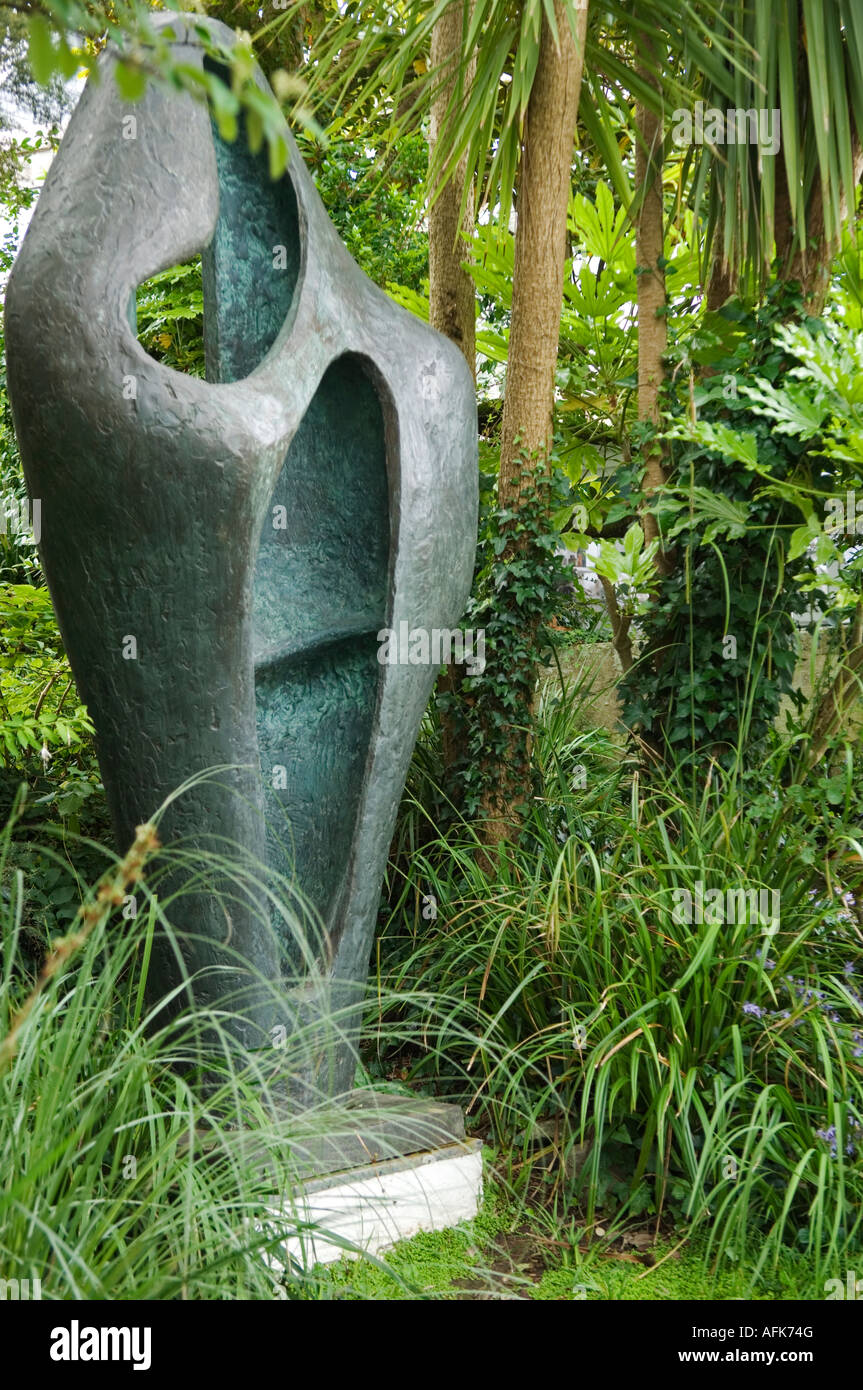 Sculpture de l'artiste britannique du 20e siècle, Dame Barbara Hepworth, à l'affiche au Musée Barbara Hepworth à St Ives Banque D'Images