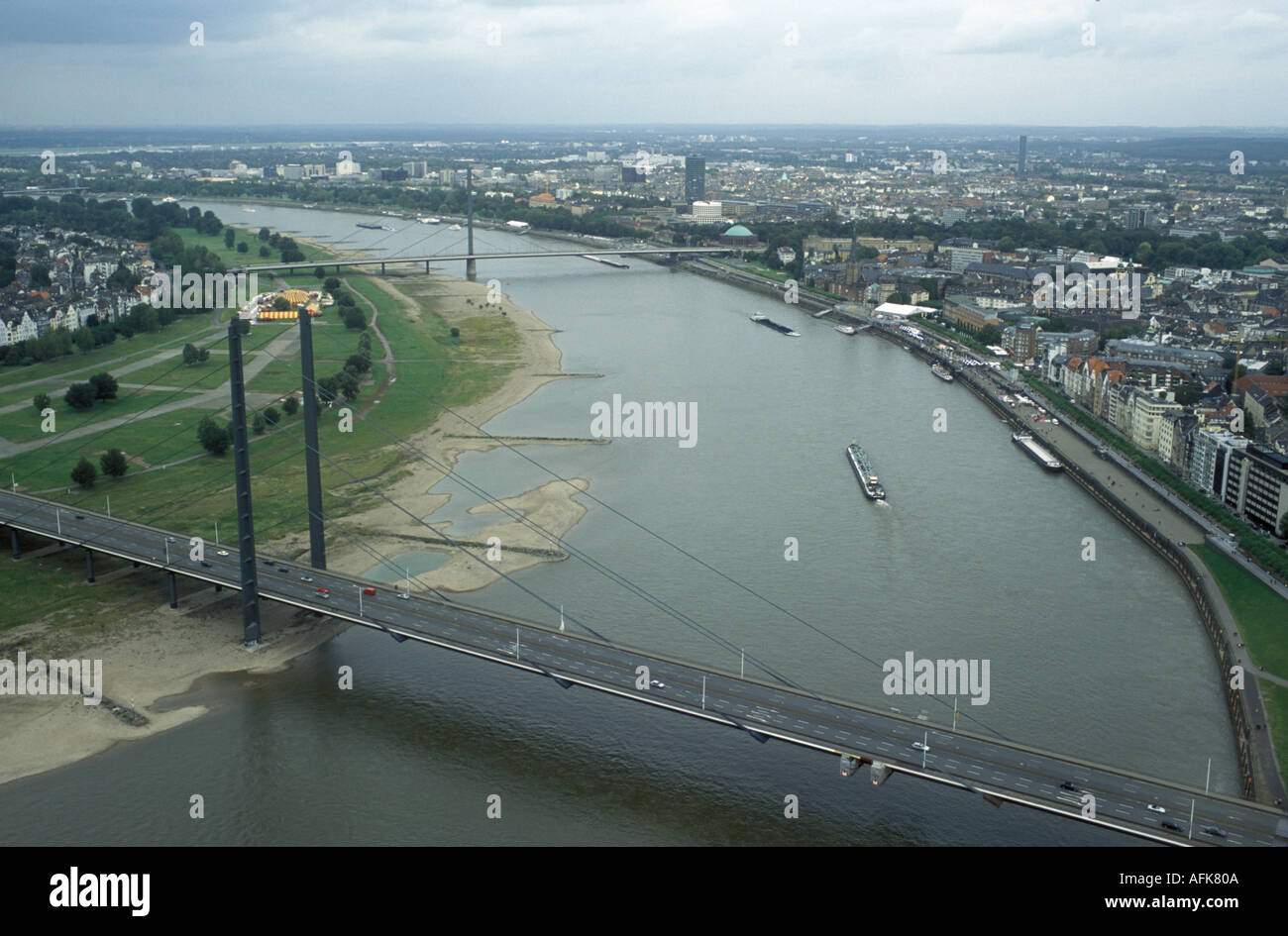 Une vue sur le Rhin qui coule à travers Dusseldorf Allemagne à partir de la tour Rheinturm Banque D'Images