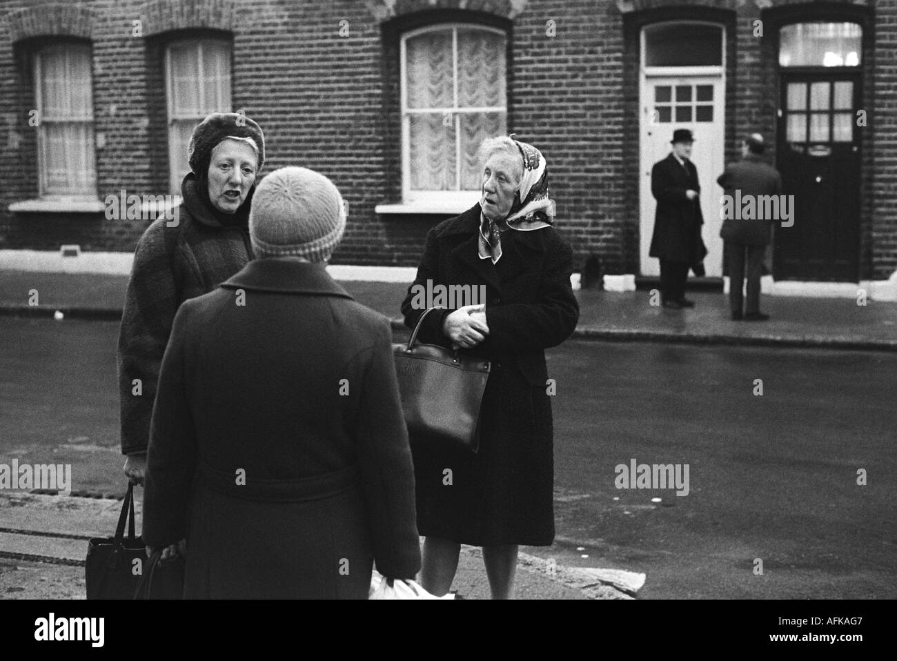 Scène de rue britannique des années 1970 de la classe ouvrière. Trois femmes d'âge moyen parlant dans leur route South London Angleterre des années 1976 1970 Royaume-Uni HOMER SYKES Banque D'Images