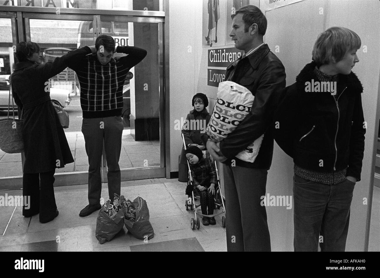 Soldes de janvier Royaume-Uni Londres. Oxford Street le premier jour de la nouvelle année janvier ventes Londres Angleterre années 1976 1970 HOMER SYKES Banque D'Images