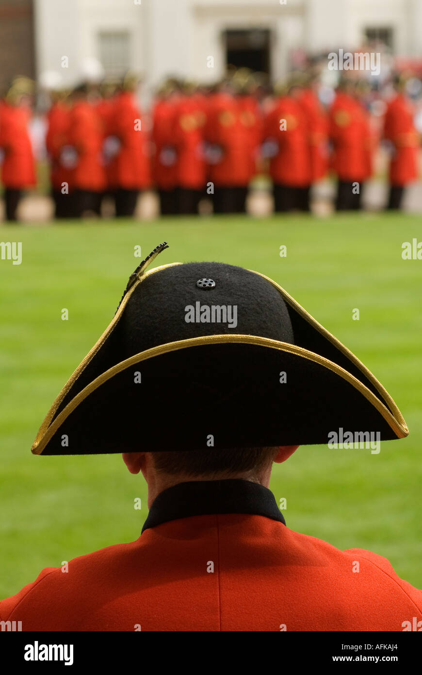 Chelsea retraité portant l'uniforme rouge traditionnel et célèbre chapeau Tricorn ou chapeau Tricorne 2006 2000s HOMER SYKES Banque D'Images