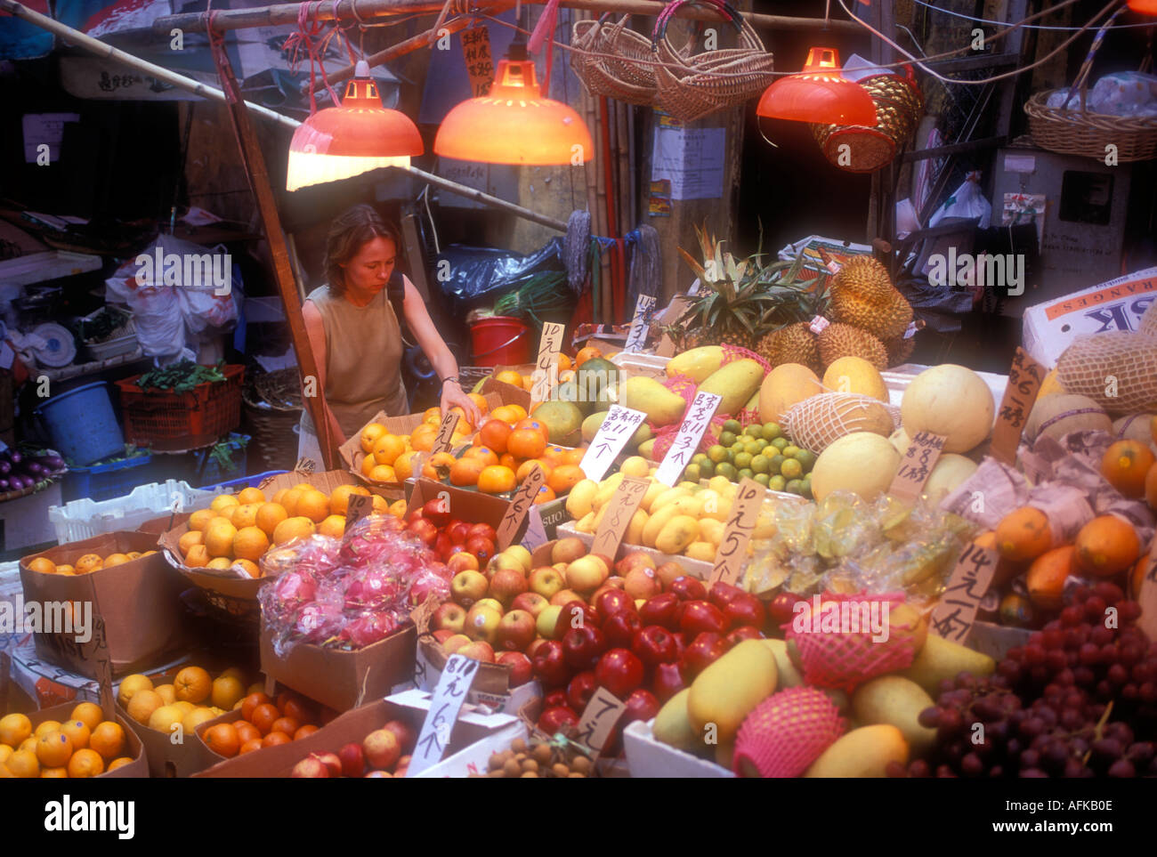 Woman with stand de fruits à Hong Kong Chine Model Photo Parution Banque D'Images