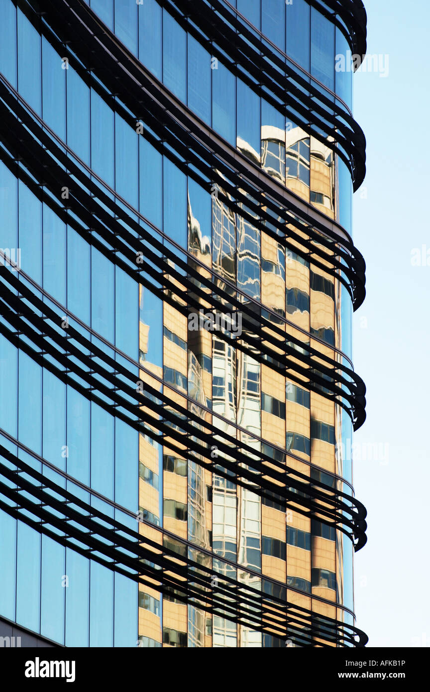 Reflets dans le verre incurvé office building London UK Banque D'Images