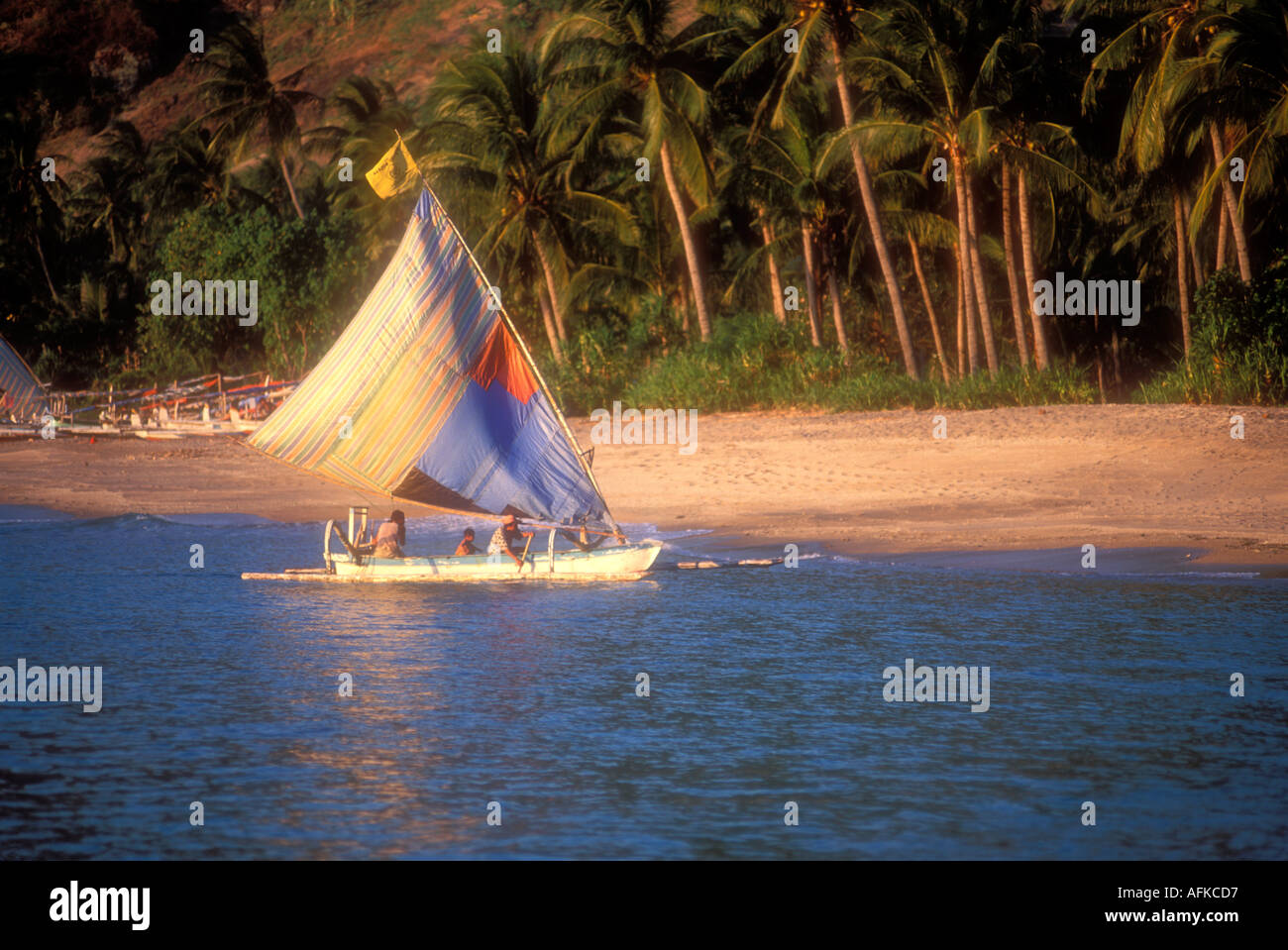 Bateau de pêche traditionnel indonésien presque shore sur l'île de Lombok en Indonésie Asie du sud-est Banque D'Images