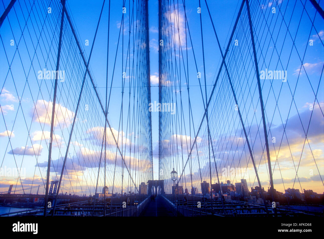Pont de Brooklyn à la recherche vers Brooklyn New York NY USA Banque D'Images