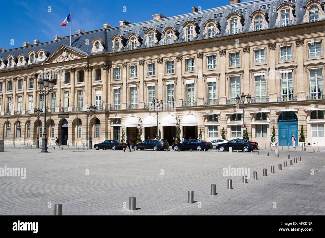 FRANCE Ile de France Paris Place Vendôme Limousines à l'extérieur de 5 étoiles l'Hôtel Ritz par Ministère de la Justice avec drapeau tricolore français Banque D'Images