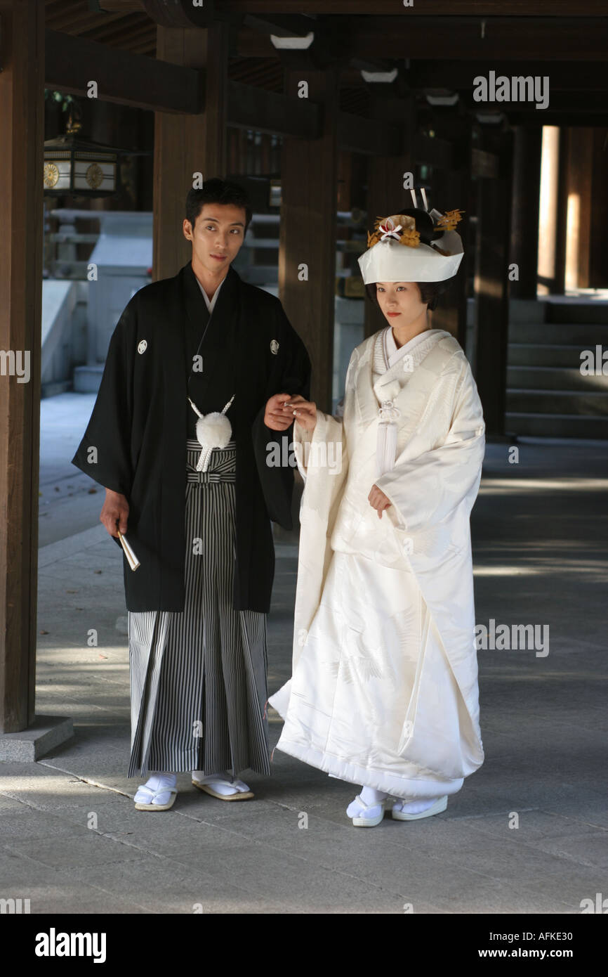 Mariée et le marié en costume traditionnel Shibuya ku Tokyo JAPON Meiji Shrine Banque D'Images