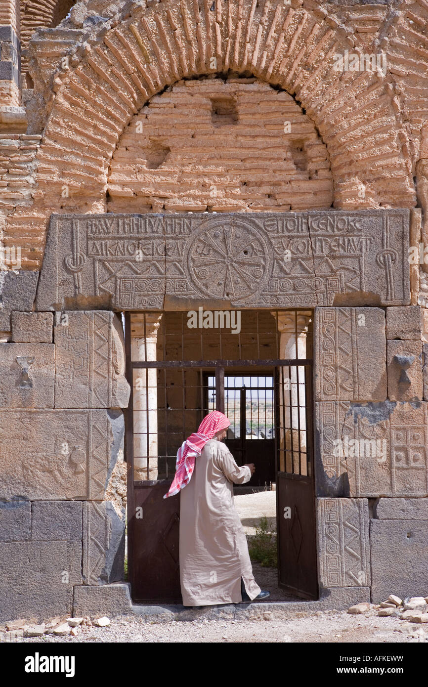 Un gardien ouvre l'église byzantine en ruine à Qasr Ibn Wardan, la Syrie, qui remonte au 5ème siècle. Banque D'Images