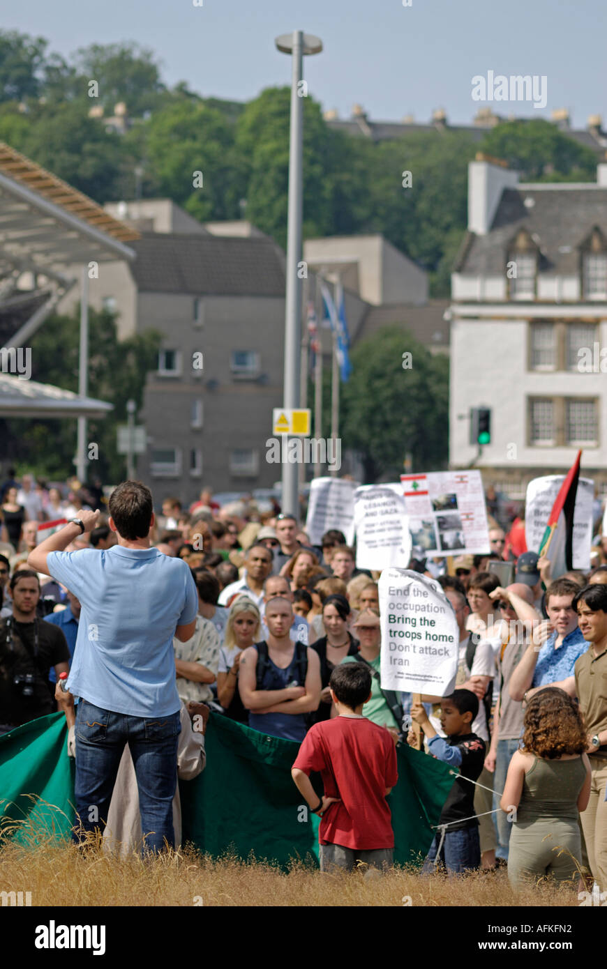 John Wight aborder l'arrêt de la guerre au Liban manifestation à Paris 22 Juillet 2006 Banque D'Images