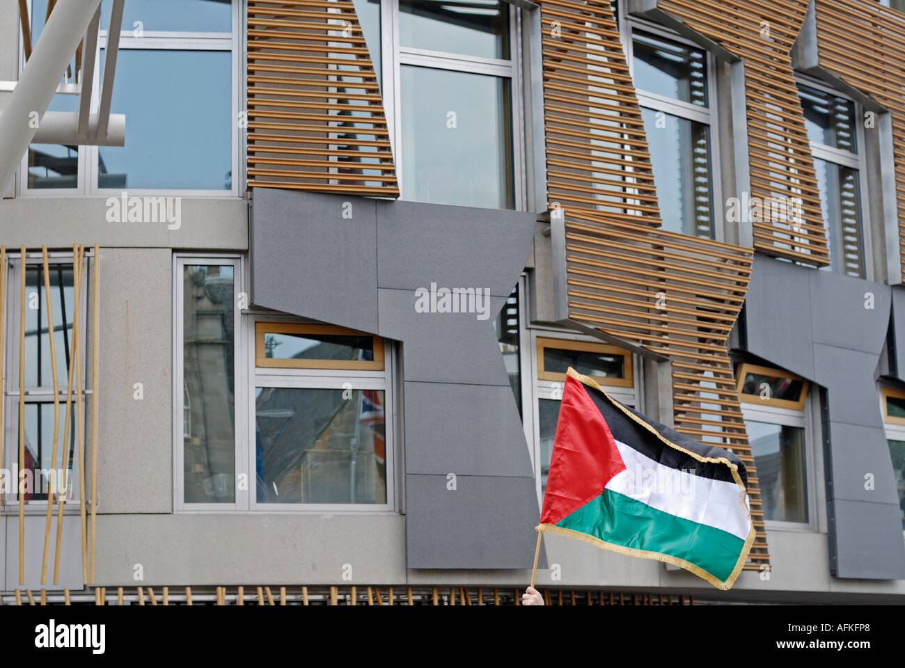 Drapeau palestinien devant le parlement d'écosse, Édimbourg Banque D'Images
