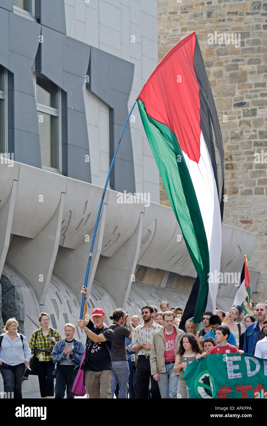 Drapeau palestinien devant le parlement d'Écosse, Édimbourg Banque D'Images
