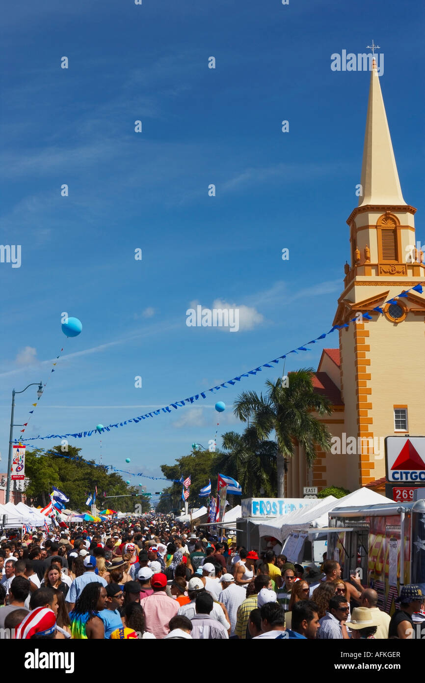 La foule lors d'un carnaval, Little Havana, Miami, Floride, USA Banque D'Images