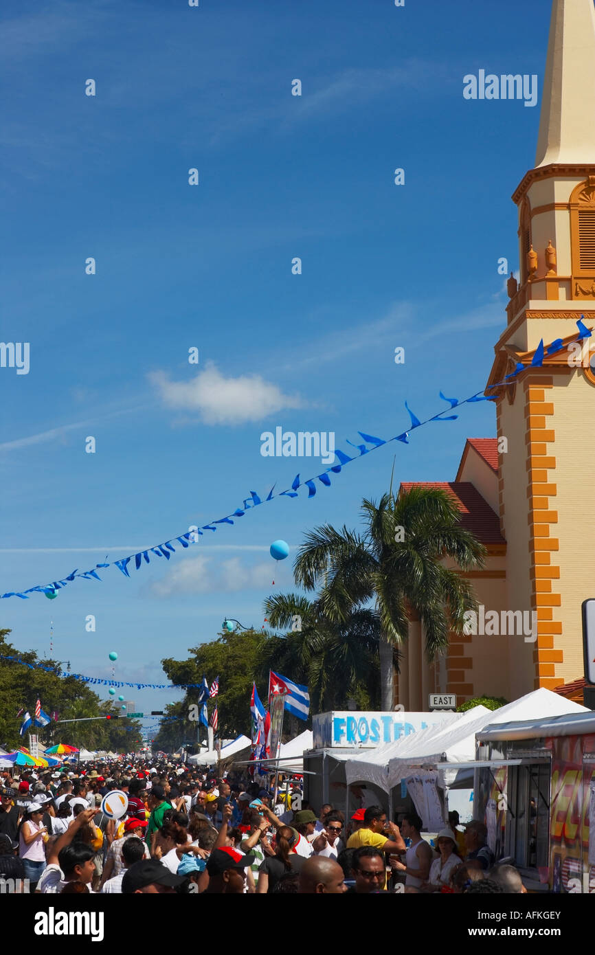 La foule lors d'un carnaval, Little Havana, Miami, Floride, USA Banque D'Images