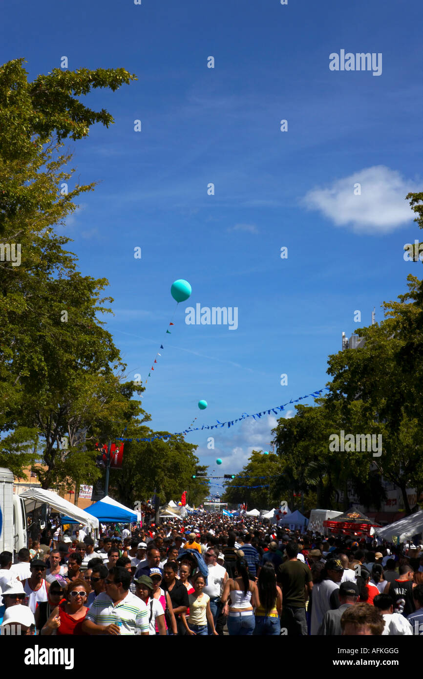 La foule lors d'un carnaval, Little Havana, Miami, Floride, USA Banque D'Images