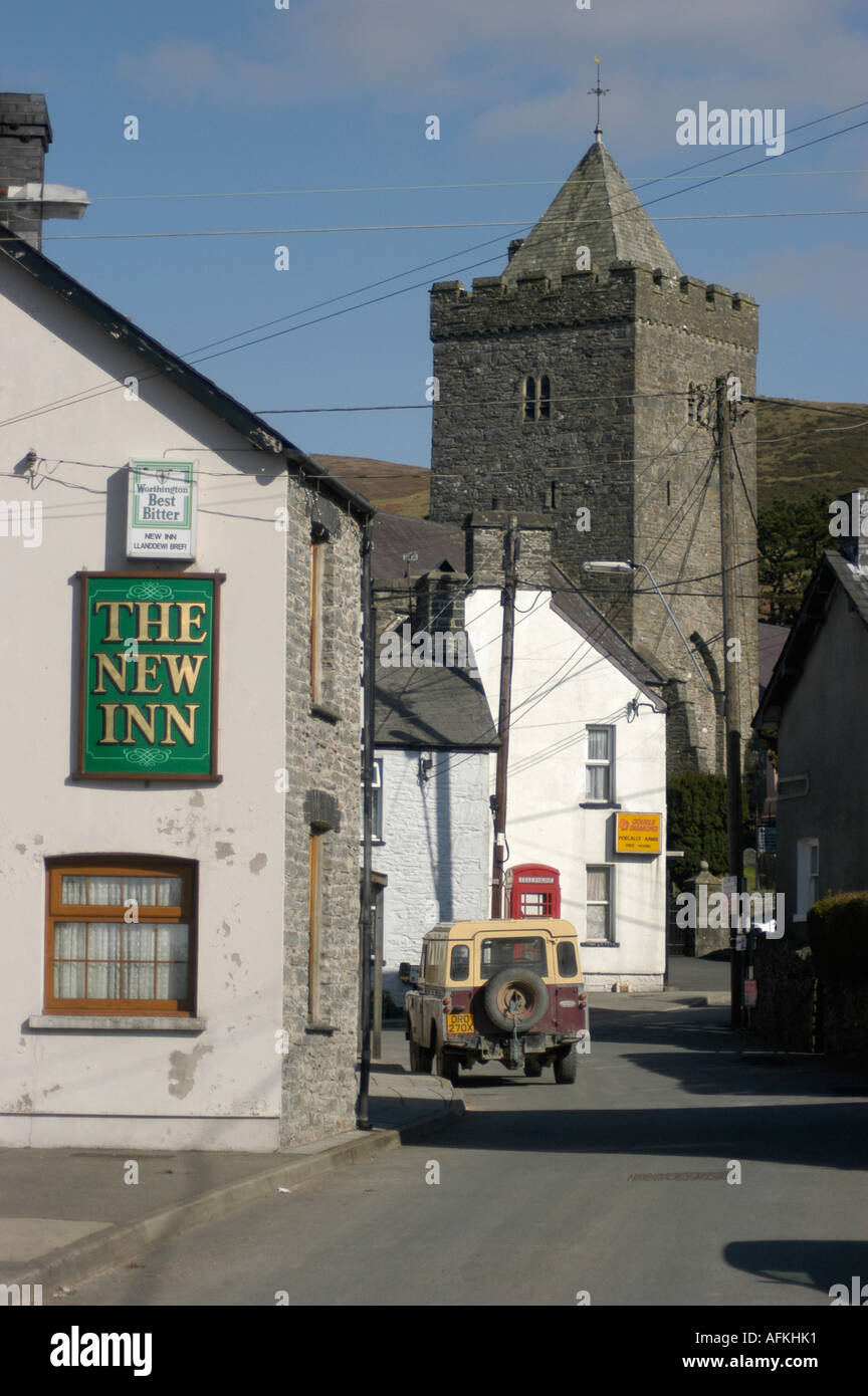 L'église et le nouveau Inn pub Llanddewi Brefi Ceredigion Pays de Galles ; après-midi d'été, ciel bleu clair, pas de personnes Banque D'Images