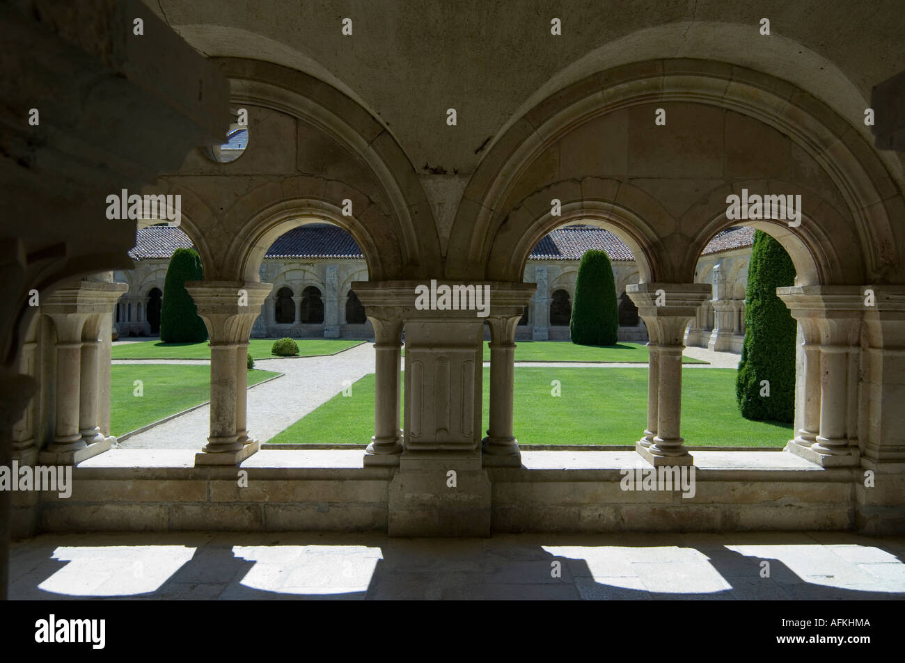 Abbaye de Fontenay, Bourgogne, France, le cloître roman du xiie siècle Banque D'Images