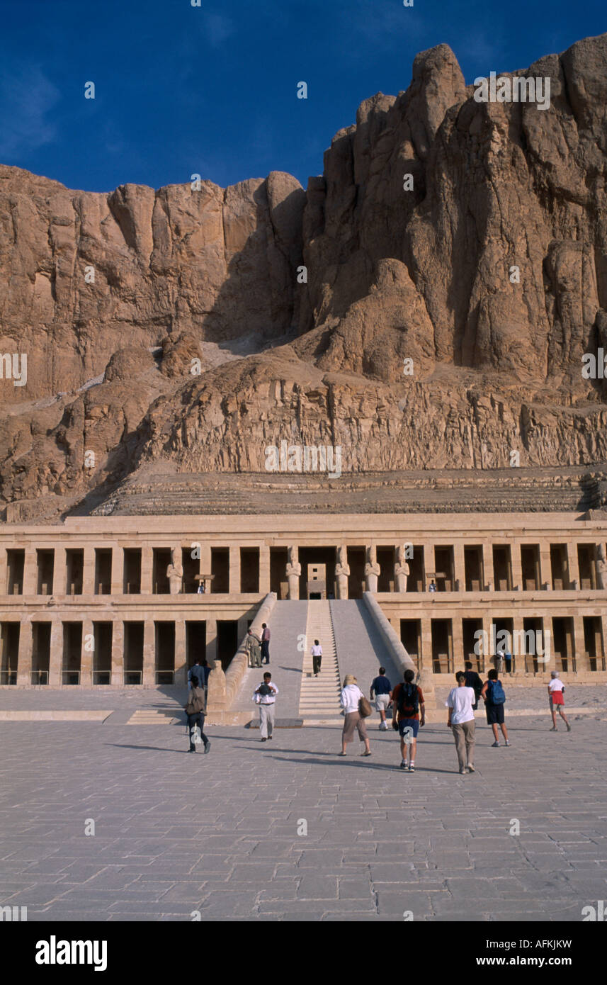 Egypte Afrique du Nord Moyen-orient Vallée du Nil Thèbes Deir-el-Bahri Hatchepsout temple funéraire ci-dessous falaises calcaires avec les touristes Banque D'Images