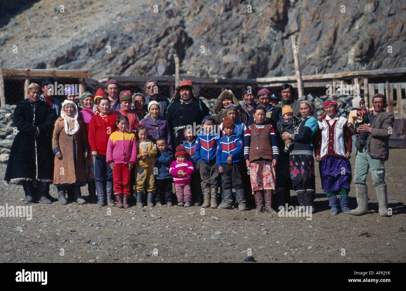 Asie Mongolie Bayan Olgii Province Bulgan rassemblant des habitants d'un campement. Banque D'Images