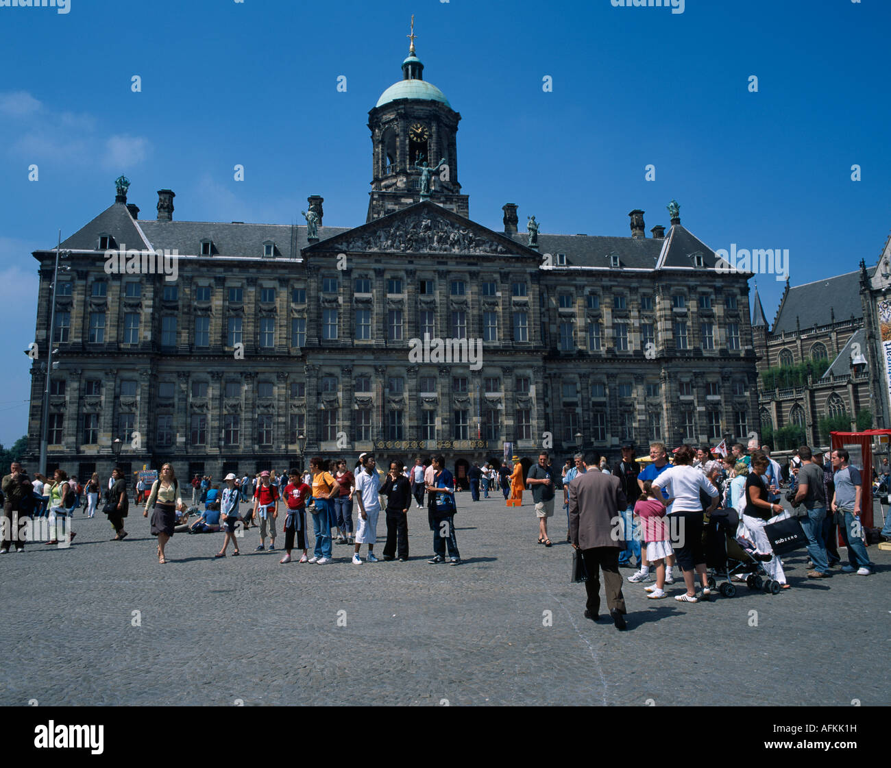 Hollande Pays-bas Noord-Holland Amsterdam Damm Square et du Palais Royal avec les visites des touristes dans l'avant-plan Banque D'Images