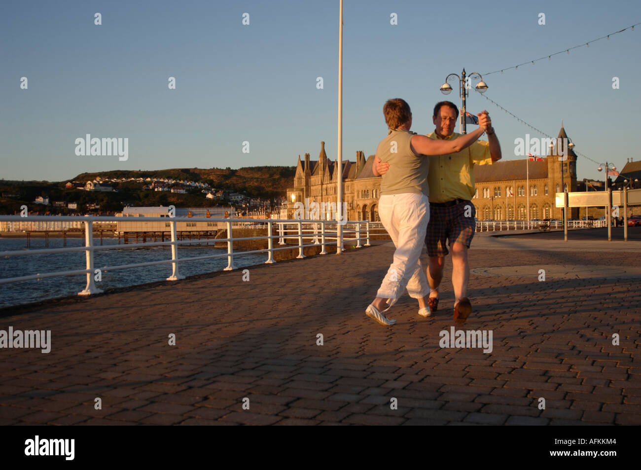 - Au milieu de la danse de couple la valse ou tango le soir sur la promenade à Aberystwyth, Ceredigion Pays de Galles Banque D'Images