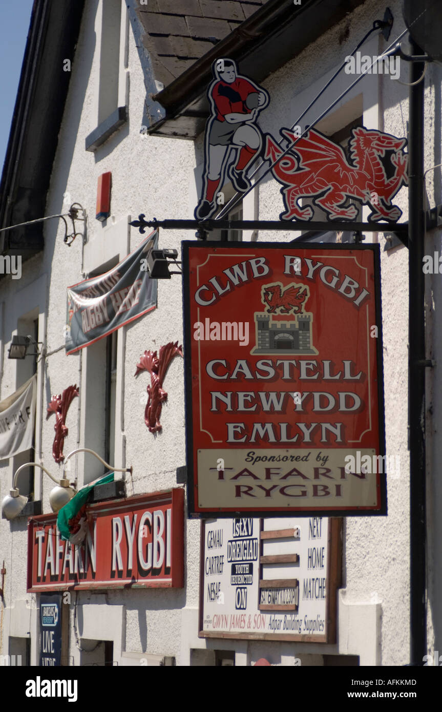 Enseigne de pub Newcastle Emlyn Carmarthenshire wales cymru Banque D'Images