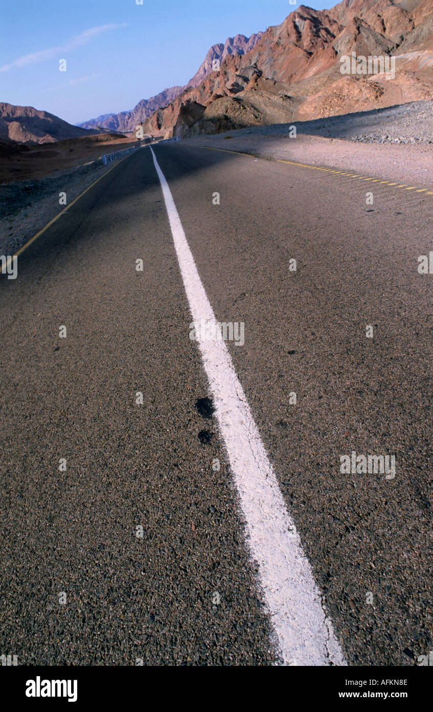 Désert du Sinaï Égypte ligne droite sur une autoroute à Dahab Banque D'Images