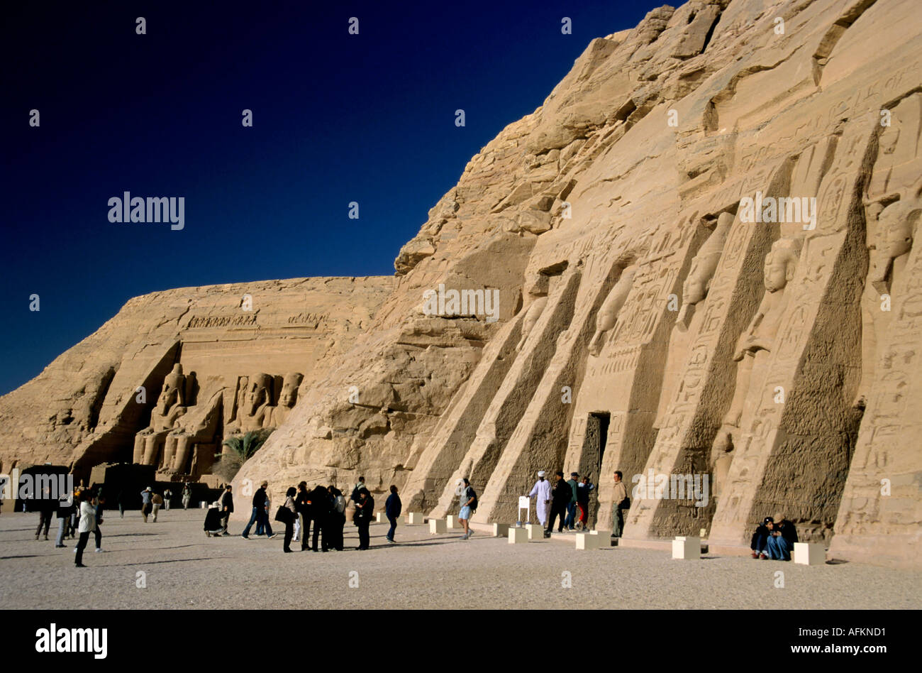 Les touristes visitant le temple d'Abou Simbel en Nubie, Egypte. Banque D'Images