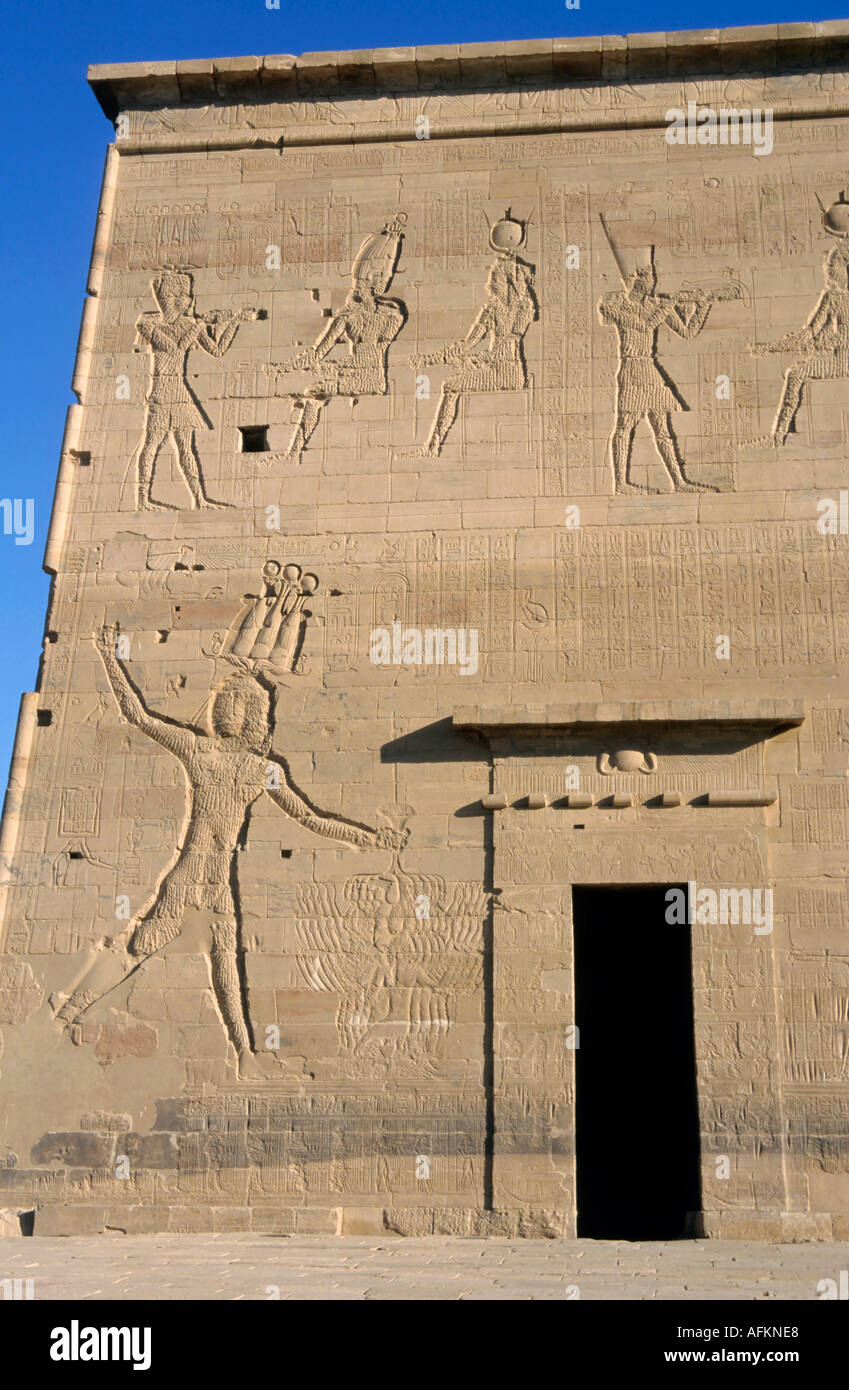 Premier pylône / porte d'entrée du temple d'Isis / Temple de Philae à  Philae, Egypte Photo Stock - Alamy