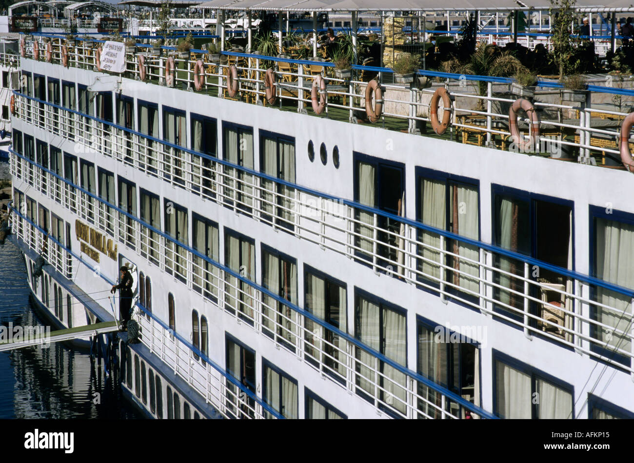 Les touristes sur un bateau de croisière Egypte Nil à Quay River Banque D'Images