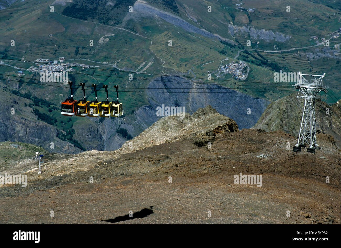Passage cable car voyager jusqu'à la montagne de La Meije, le Massif des Écrins, Alpes, France. Banque D'Images