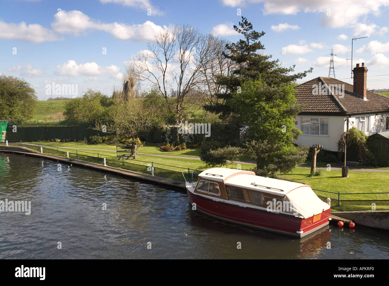 Bateau amarré à côté rouge petite maison par un canal à Stamford Hill à Londres UK Banque D'Images